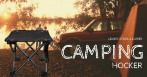 Faltbarer Camping Hocker vor Zelt und Geländewagen am See bei Sonnenuntergang – leichte, stabile Sitzlösung für Outdoor‑Touren.
