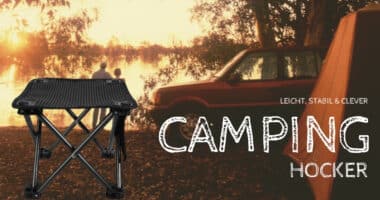 Faltbarer Camping Hocker vor Zelt und Geländewagen am See bei Sonnenuntergang – leichte, stabile Sitzlösung für Outdoor‑Touren.