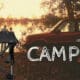 Faltbarer Camping Hocker vor Zelt und Geländewagen am See bei Sonnenuntergang – leichte, stabile Sitzlösung für Outdoor‑Touren.