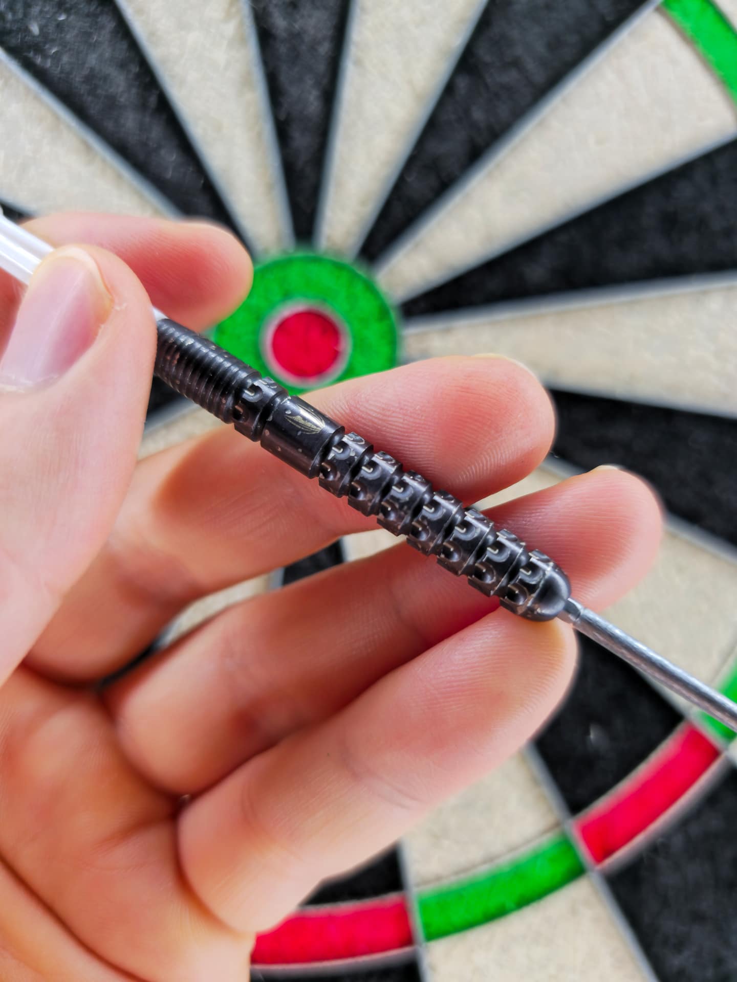 Nahaufnahme des schwarzen Pixel-Grip-Barrels der Luke Littler Gen 1 Darts