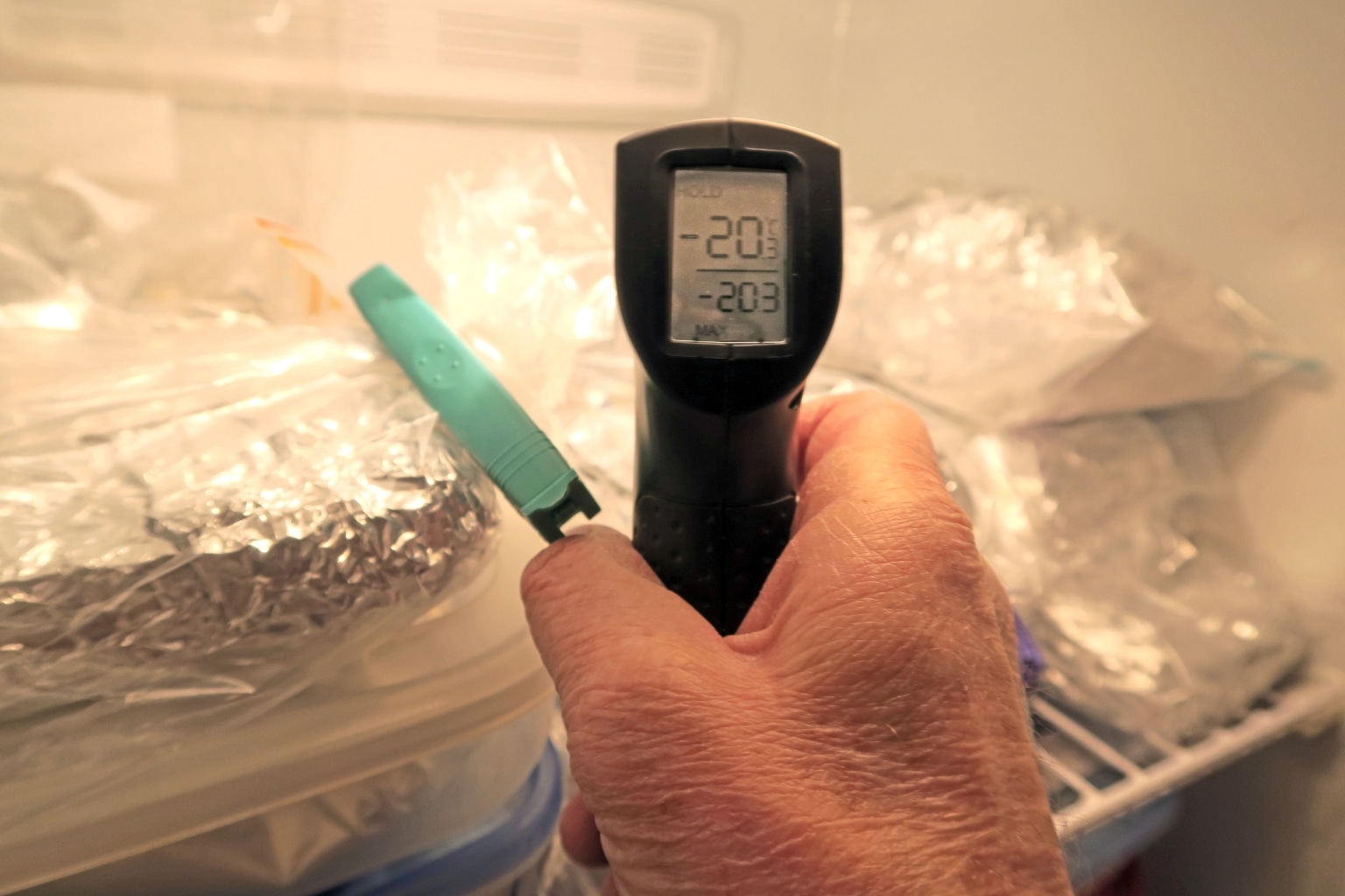 Gefrierschrank-Thermometermessung zeigt −20,3 Grad Celsius – Kontrolle der Zieltemperatur für sichere Lagerung.