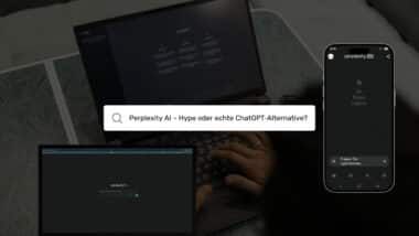 Screenshot mit Laptop, Smartphone‑App und zentral eingeblendeter Suchleiste „Perplexity AI – Hype oder echte ChatGPT‑Alternative?