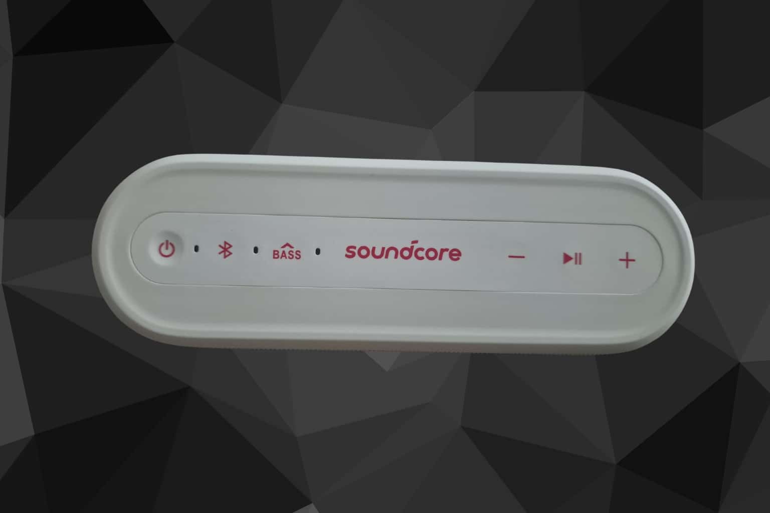 Soundcore Select 2S Test – Bedienfeld und Tasten des Lautsprechers in der Draufsicht.