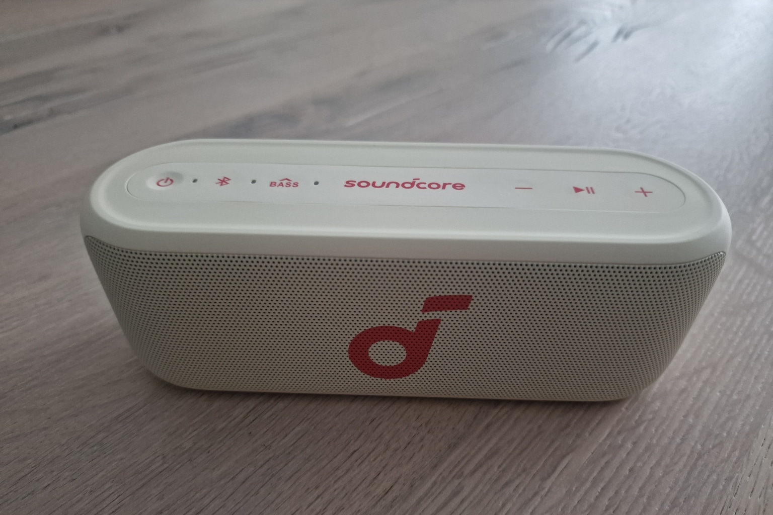 Soundcore Select 2S Test – weißer Bluetooth-Lautsprecher mit rotem Logo.