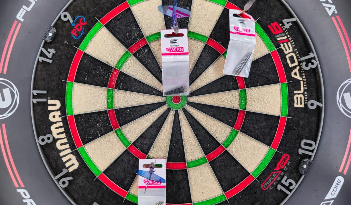 Dartboard mit drei Päckchen Target Swiss Point Spitzen in verschiedenen Längen, Testaufbau Gen 5