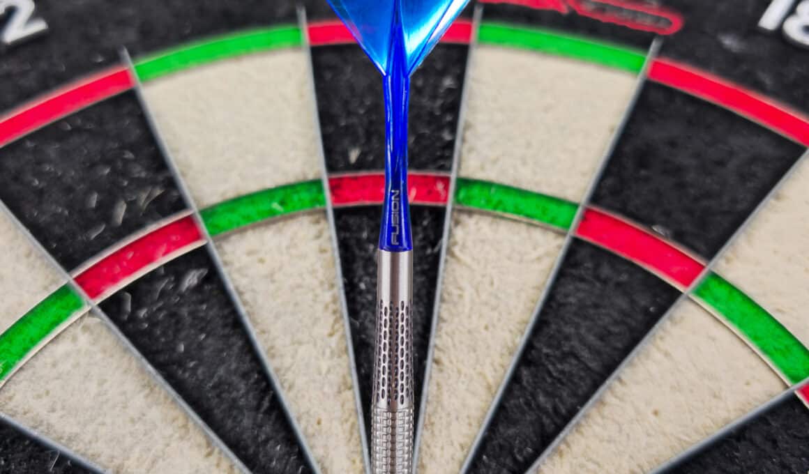 Blauer Winmau Fusion-Flight auf Stephen Bunting Gen 5 Barrel mit Loch-Grip Detailansicht auf dem Board.