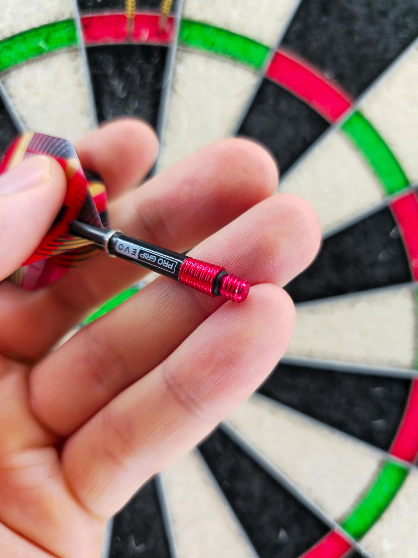 Roter Target Pro Grip EVO Shaft mit gerillter Alu-Base, Fokus auf Gewinde