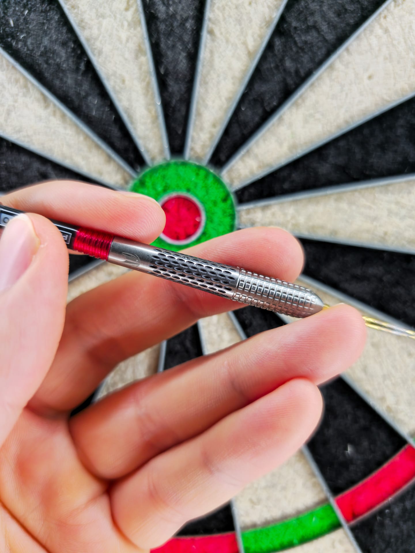Nahaufnahme des Gen 5 Barrels mit Lochgrip-Fräsung, gehalten vor dem Bullseye