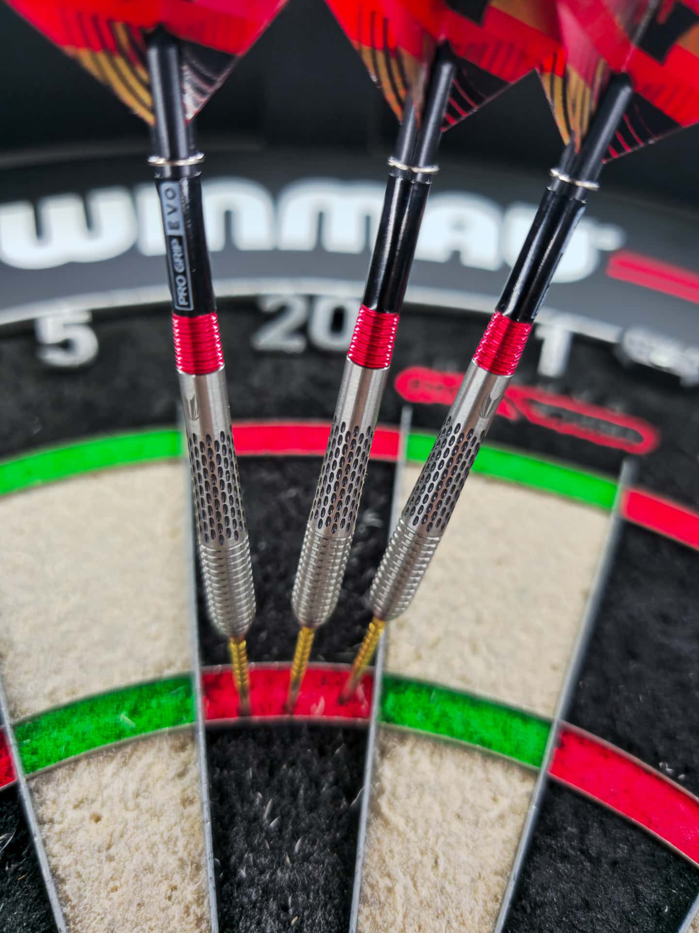 Drei Target Stephen Bunting Gen 5 Darts mit Pro Grip EVO und Swiss Diamond Points eng im Triple 20