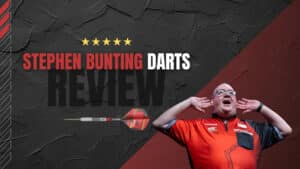 Bannergrafik „Stephen Bunting Darts Review“ mit jubelndem Dartspieler in rotem Trikot