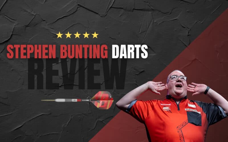 Bannergrafik „Stephen Bunting Darts Review“ mit jubelndem Dartspieler in rotem Trikot