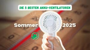 Hand hält einen weißen Akku-Ventilator vor unscharfem Thermometer-Hintergrund mit rotem Fieberthermometer, darüber der Text ‚Die 5 besten Akku-Ventilatoren – Sommer 2025