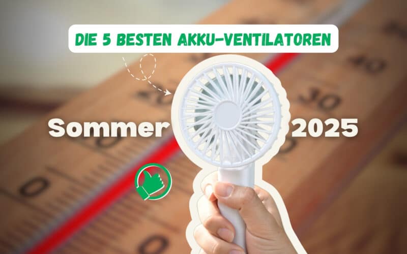 Hand hält einen weißen Akku-Ventilator vor unscharfem Thermometer-Hintergrund mit rotem Fieberthermometer, darüber der Text ‚Die 5 besten Akku-Ventilatoren – Sommer 2025