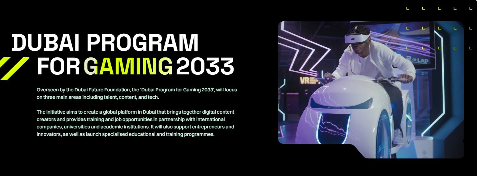 Person mit VR-Headset auf futuristischem Motorrad-Simulator, daneben Text zum „Dubai Program for Gaming 2033“ mit Fokus auf Talent, Content und Technologie.