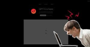 Symbolbild: frustrierter Nutzer vor Laptop, im Hintergrund „GPT-5 is here“ – Hinweis auf Launch-Probleme und Latenz.