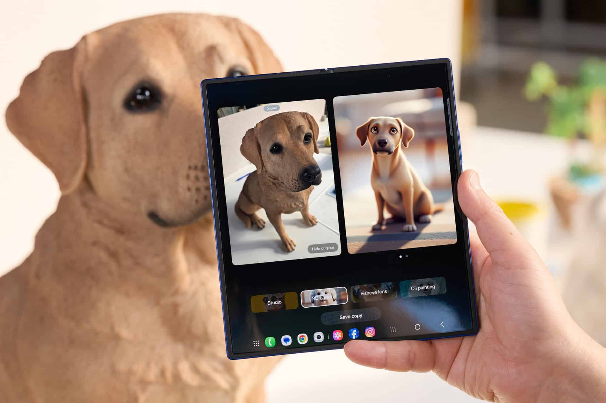Aufgeklapptes Galaxy-Foldable in der Hand, die Foto-App zeigt links das Original eines Hundes und rechts eine KI-bearbeitete Version; im Hintergrund sitzt derselbe Hund – Symbolbild für Galaxy-AI-Funktionen.