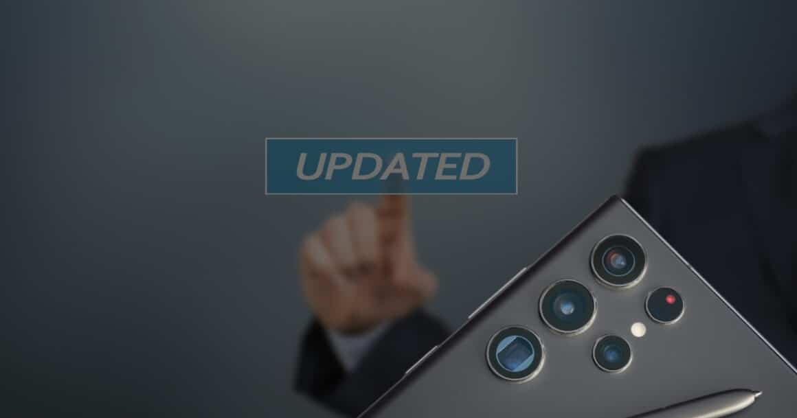 Hand tippt auf einen schwebenden „UPDATED“-Schriftzug; daneben die Rückseite eines Samsung-Smartphones mit Mehrfachkamera und S Pen – Symbolbild für ein Software-Update.