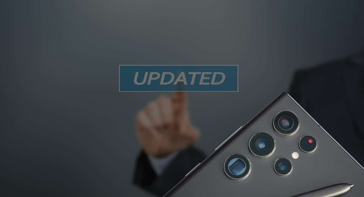 Hand tippt auf einen schwebenden „UPDATED“-Schriftzug; daneben die Rückseite eines Samsung-Smartphones mit Mehrfachkamera und S Pen – Symbolbild für ein Software-Update.