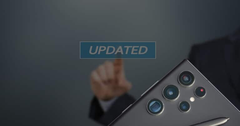 Hand tippt auf einen schwebenden „UPDATED“-Schriftzug; daneben die Rückseite eines Samsung-Smartphones mit Mehrfachkamera und S Pen – Symbolbild für ein Software-Update.
