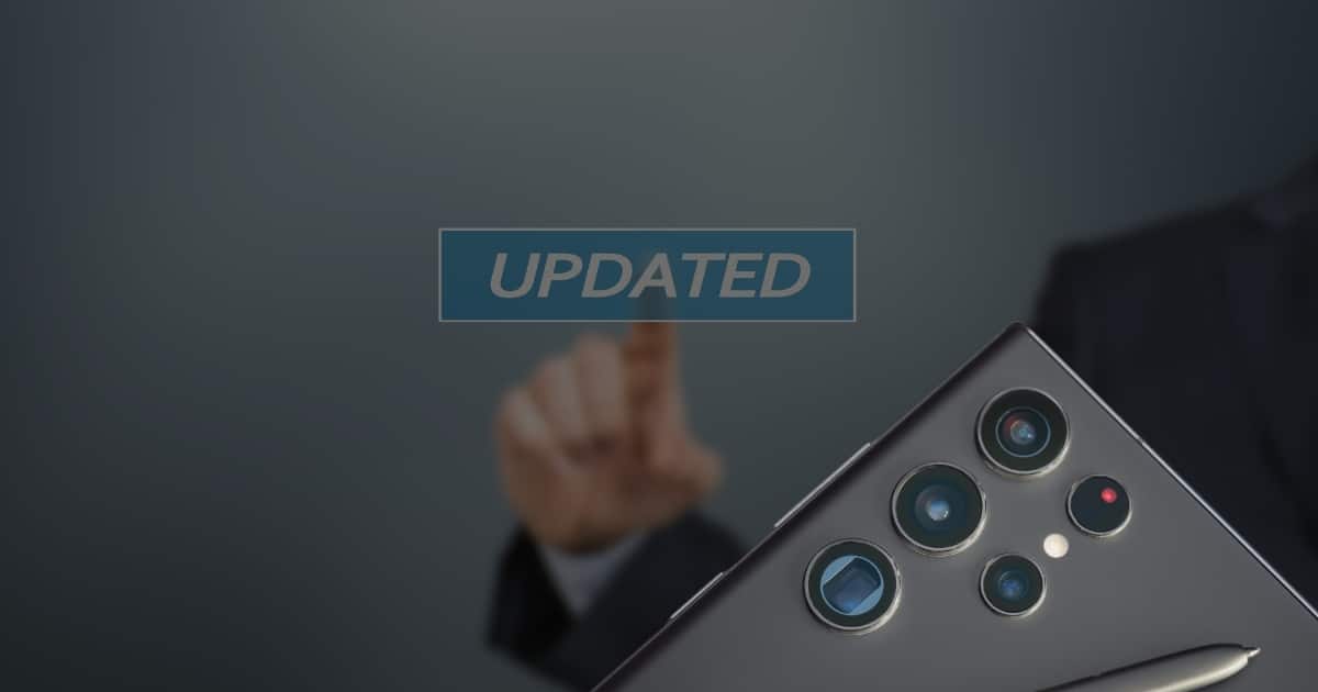 Hand tippt auf einen schwebenden „UPDATED“-Schriftzug; daneben die Rückseite eines Samsung-Smartphones mit Mehrfachkamera und S Pen – Symbolbild für ein Software-Update.