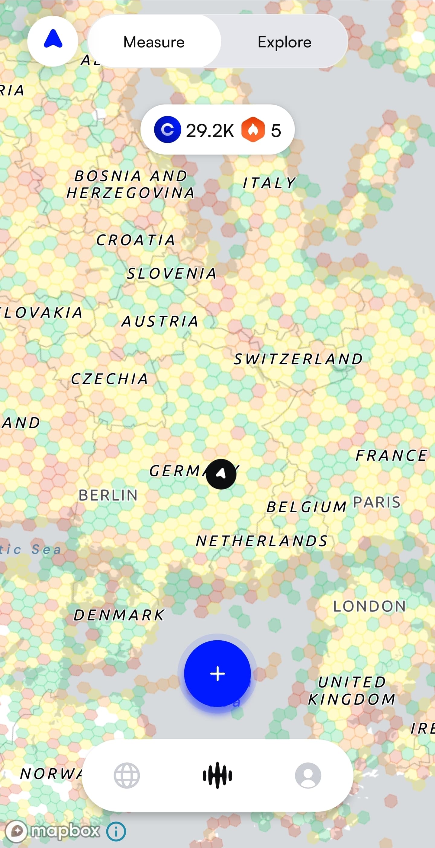 Silencio App Karte mit farbigen Hexagonen in Europa und Anzeige von 29.200 Coins sowie 5 Streak-Punkten.
