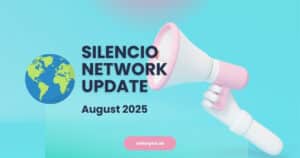 3D-Illustration mit Megafon und Weltkugel, Text „Silencio Network Update August 2025“, auf blauem Hintergrund.