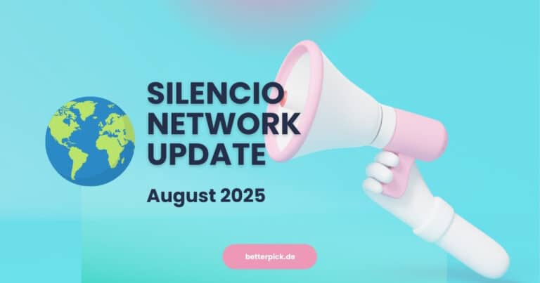 3D-Illustration mit Megafon und Weltkugel, Text „Silencio Network Update August 2025“, auf blauem Hintergrund.