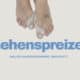 Zehenspreizer Hallux Valgus Erfahrung: Illustrierte Füße mit Silikon-Zehenspreizern auf hellem Hintergrund, mit Text "Zehenspreizer" und "Hallux Valgus Erfahrung - Was hilft?"