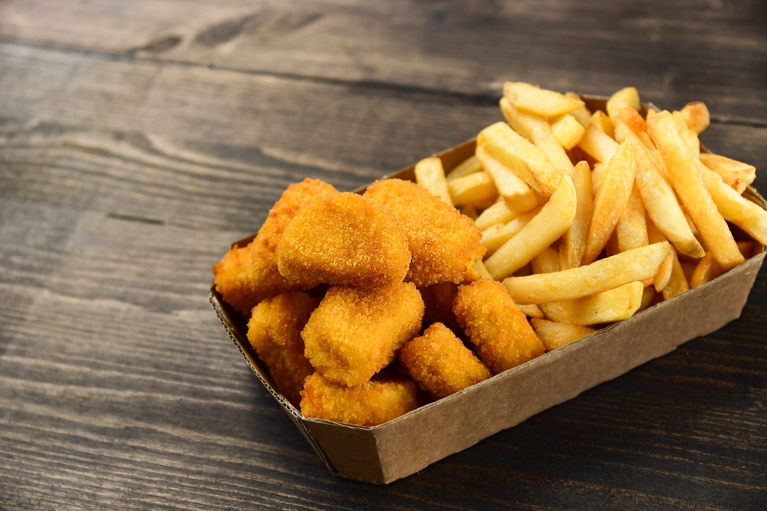 Pommes und Chicken Nuggets frisch zubereitet im Ninja CRISPi Airfryer – knusprig außen, saftig innen