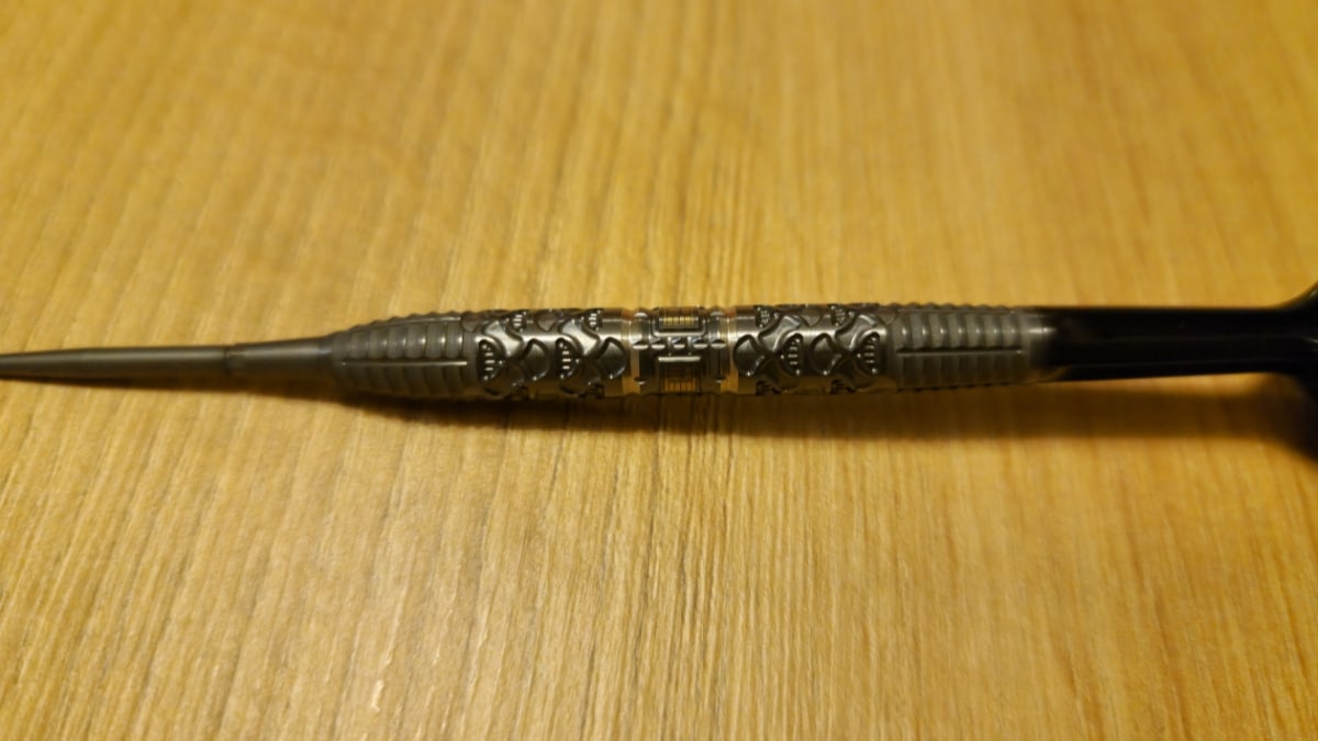 Nahaufnahme des Target Star Wars Darth Vader Dart-Barrels mit detailreichen Darth-Vader-Gravuren auf Holzuntergrund.