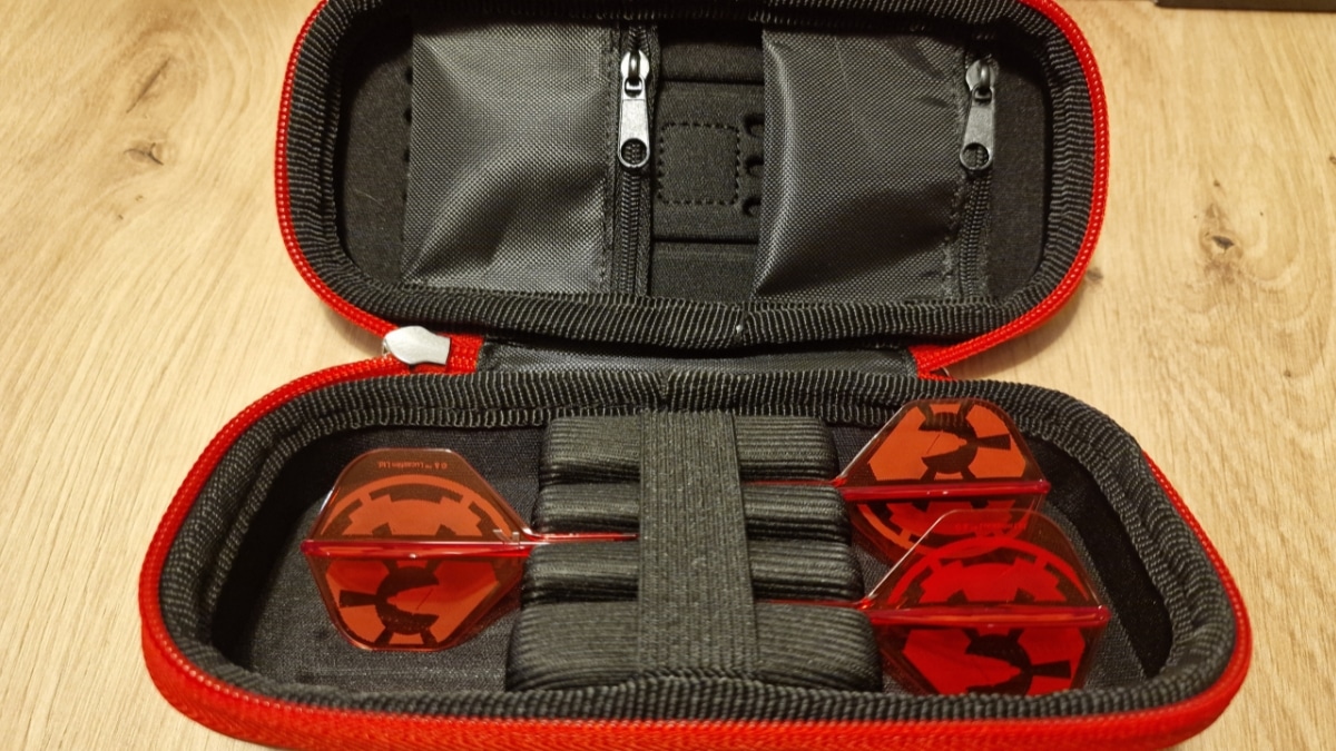 Geöffnetes Darth-Vader-Takoma-Case mit drei montierten Target Star Wars Darth Vader Darts und roten Flights mit Imperiums-Logo.