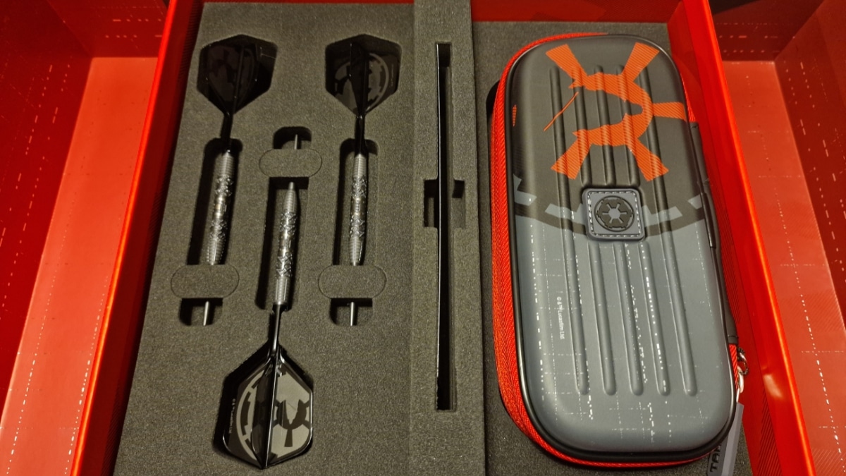 Kompletter Lieferumfang der Target Star Wars Darth Vader Steeldarts in der Box mit drei Darts im Schaumstoff-Inlay und Darth-Vader-Takoma-Case.