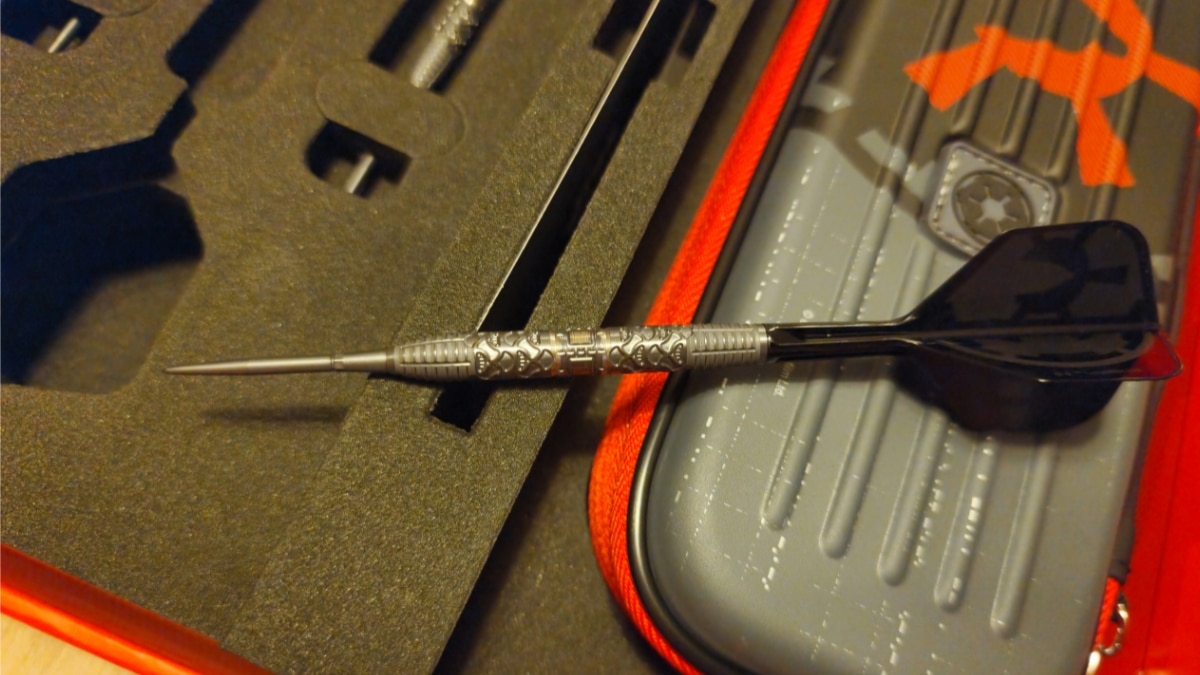 Target Star Wars Darth Vader Steeldart komplett montiert im Schaumstoff-Inlay vor dem Darth-Vader-Takoma-Case.