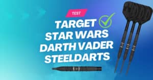 Beitragsbild zum Target Star Wars Darth Vader Steeldarts Test mit Schriftzug, grünem Häkchen sowie drei schwarzen Darth-Vader-Darts und Barrel auf blauem Hintergrund.