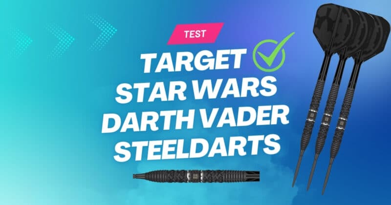 Beitragsbild zum Target Star Wars Darth Vader Steeldarts Test mit Schriftzug, grünem Häkchen sowie drei schwarzen Darth-Vader-Darts und Barrel auf blauem Hintergrund.
