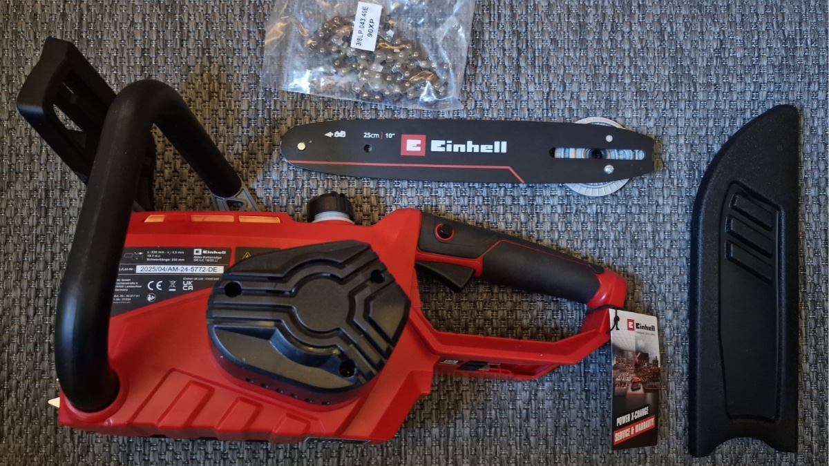 Einhell Akku-Kettensäge GE-LC 18/25 Li-Solo ausgepackt: Sägenkörper, 25-cm Schwert, Sägekette und Schwertschutz.