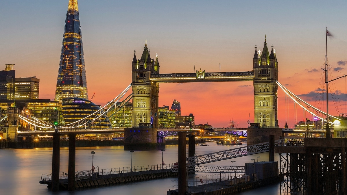 London Skyline bei Nacht mit beleuchteten Wahrzeichen – Darts WM Trip ins Ally Pally.