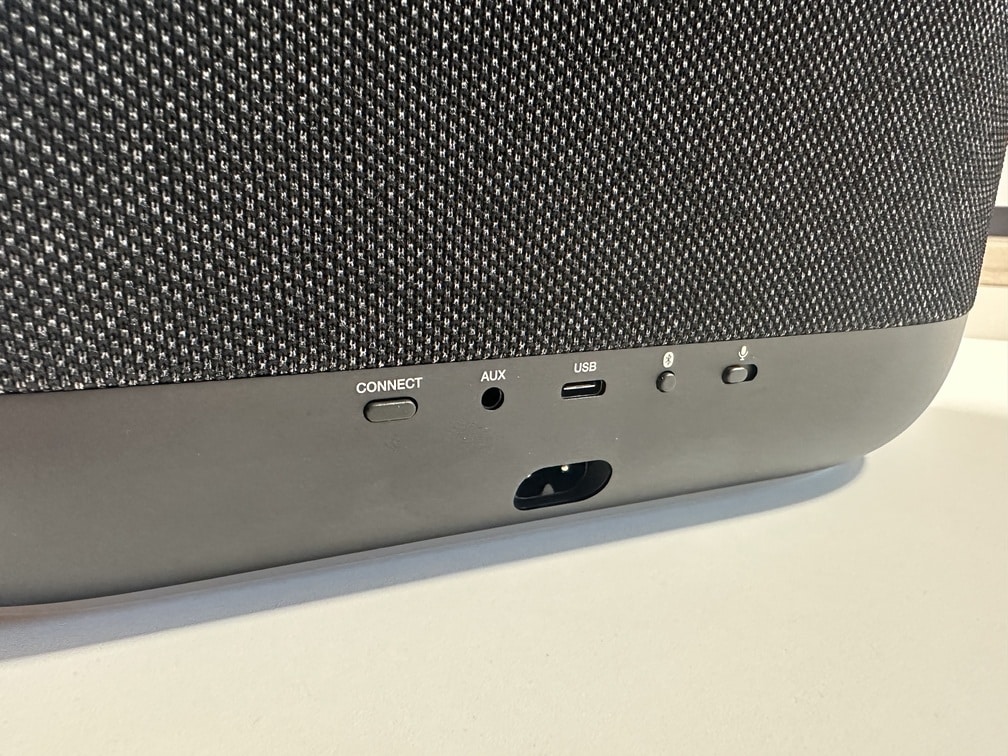 Denon Home 400 Rückseite mit Anschlüssen – AUX, USB-C, CONNECT-Taste und Mikrofon-Schalter