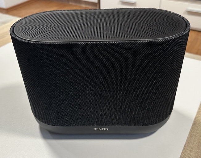 Denon Home 400 kabelloser Smart Speaker in Schwarz – Premium Dolby Atmos Speaker auf weißem Untergrund